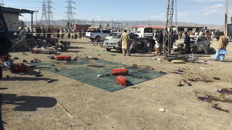 Petugas keamanan memeriksa lokasi ledakan bom di Khanozai, Pashin, sebuah distrik di provinsi Baluchistan Pakistan, Rabu, 7 Februari 2024. Sepasang pemboman di kantor pemilihan sebuah partai politik dan kandidat independen di barat daya Pakistan menewaskan beberapa orang. orang-orang dan lebih banyak lagi yang terluka, kata para pejabat pada hari Rabu, sehari sebelum pemilihan parlemen diadakan. (AP Photo/Shah Hussain)