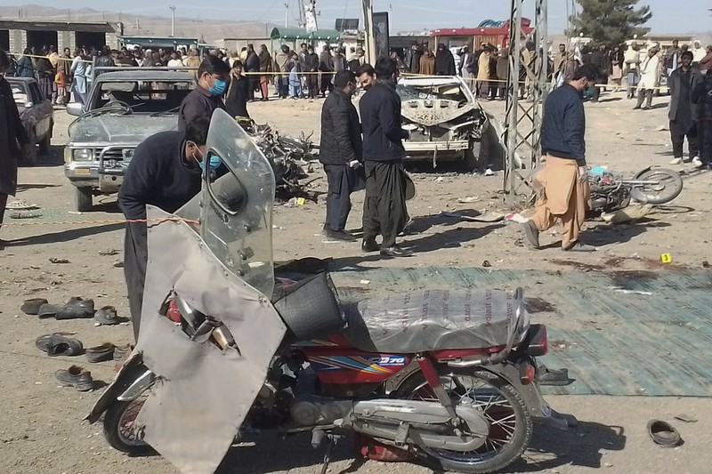Petugas keamanan memeriksa lokasi ledakan bom di Khanozai, Pashin, sebuah distrik di provinsi Baluchistan Pakistan, Rabu, 7 Februari 2024. Petugas keamanan memeriksa lokasi ledakan bom di Khanozai, Pashin, sebuah distrik di provinsi Baluchistan Pakistan, Rabu, 7 Februari 2024. Sepasang pemboman di kantor pemilihan sebuah partai politik dan kandidat independen di barat daya Pakistan menewaskan beberapa orang. orang-orang dan lebih banyak lagi yang terluka, kata para pejabat pada hari Rabu, sehari sebelum pemilihan parlemen diadakan. (AP Photo/Shah Hussain)