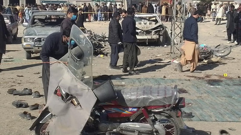 Petugas keamanan memeriksa lokasi ledakan bom di Khanozai, Pashin, sebuah distrik di provinsi Baluchistan Pakistan, Rabu, 7 Februari 2024. Sepasang pemboman di kantor pemilihan sebuah partai politik dan kandidat independen di barat daya Pakistan menewaskan beberapa orang. orang-orang dan lebih banyak lagi yang terluka, kata para pejabat pada hari Rabu, sehari sebelum pemilihan parlemen diadakan. (AP Photo/Shah Hussain)