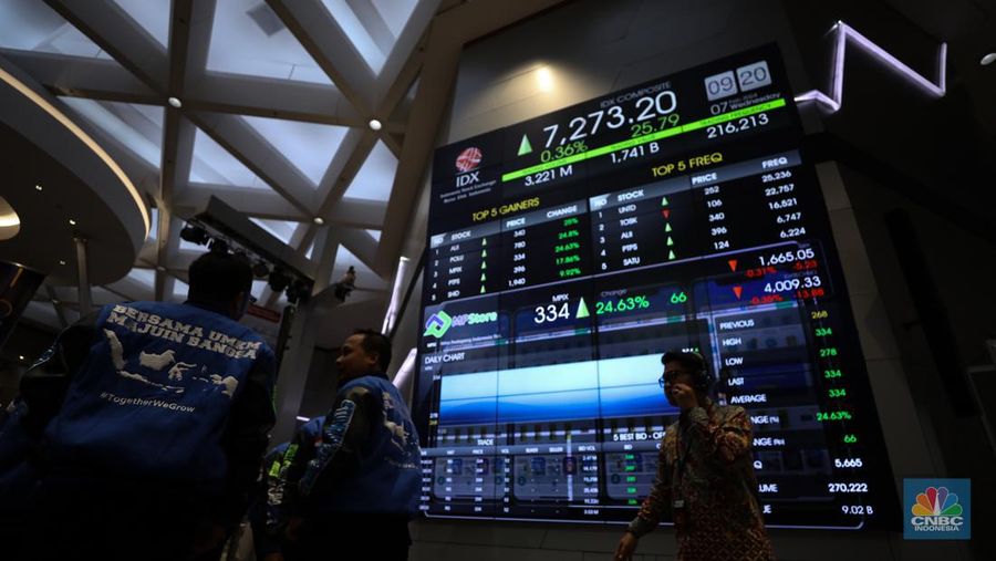 Pembukaan perdagangan saham terdapat 4 emiten baru yang mencatatkan sahamnya secara perdana atau listing di Bursa Efek Indonesia, Jakarta, Rabu (7/2/2024). Keempat emiten itu yakni PT Ancara Logistics Indonesia Tbk (ALII) yang merupakan emiten Grup Bakrie, PT Terang Dunia Internusa Tbk (UNTD), emiten sektor teknologi PT Topindo Solusi Komunika Tbk (TOSK) dan PT Mitra Pedagang Indonesia Tbk (MPIX). (CNBC Indonesia/Tri Susilo)