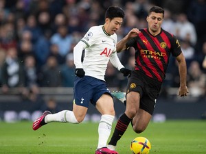Postecoglou Tak Percaya Fans Spurs Ingin Timnya Mengalah Lawan City