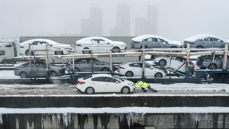Potret Mudik 'Kacau Balau', Jalan Tol China Lumpuh Beku Akibat Salju