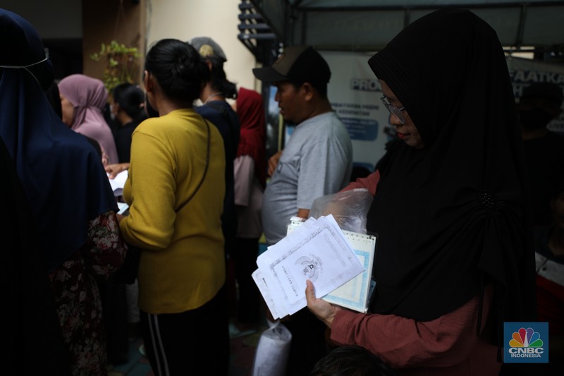 Suasana antrean warga untuk mendapatkan bantuan pangan cadangan beras berukuran 10 kg di Kantor Kelurahan Kreo Selatan, Tangerang, Banten, Rabu (7/2/2024). Suasana antrean warga untuk mendapatkan bantuan pangan cadangan beras berukuran 10 kg di Kantor Kelurahan Kreo Selatan, Tangerang, Banten, Rabu (7/2/2024). (CNBC Indonesia/Tri Susilo)