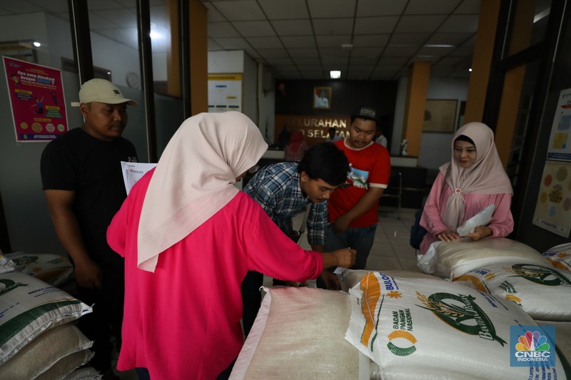 Suasana antrean warga untuk mendapatkan bantuan pangan cadangan beras berukuran 10 kg di Kantor Kelurahan Kreo Selatan, Tangerang, Banten, Rabu (7/2/2024). Suasana antrean warga untuk mendapatkan bantuan pangan cadangan beras berukuran 10 kg di Kantor Kelurahan Kreo Selatan, Tangerang, Banten, Rabu (7/2/2024). (CNBC Indonesia/Tri Susilo)