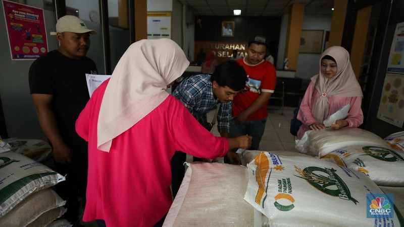 Suasana antrean warga untuk mendapatkan bantuan pangan cadangan beras berukuran 10 kg di Kantor Kelurahan Kreo Selatan, Tangerang, Banten, Rabu (7/2/2024).  (CNBC Indonesia/Tri Susilo)
