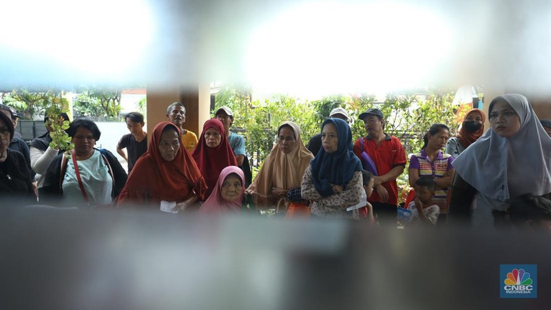 Suasana antrean warga untuk mendapatkan bantuan pangan cadangan beras berukuran 10 kg di Kantor Kelurahan Kreo Selatan, Tangerang, Banten, Rabu (7/2/2024).  (CNBC Indonesia/Tri Susilo)