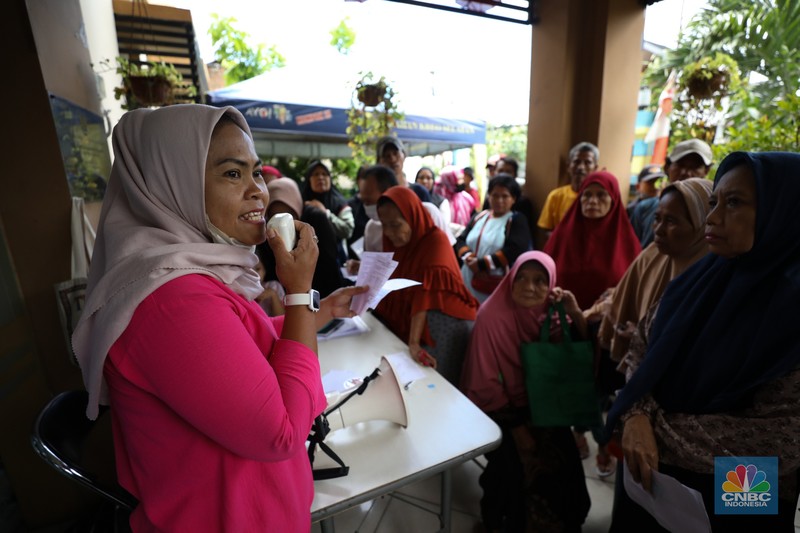 Suasana antrean warga untuk mendapatkan bantuan pangan cadangan beras berukuran 10 kg di Kantor Kelurahan Kreo Selatan, Tangerang, Banten, Rabu (7/2/2024). Suasana antrean warga untuk mendapatkan bantuan pangan cadangan beras berukuran 10 kg di Kantor Kelurahan Kreo Selatan, Tangerang, Banten, Rabu (7/2/2024). (CNBC Indonesia/Tri Susilo)