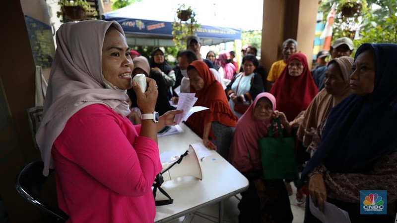 Suasana antrean warga untuk mendapatkan bantuan pangan cadangan beras berukuran 10 kg di Kantor Kelurahan Kreo Selatan, Tangerang, Banten, Rabu (7/2/2024).  (CNBC Indonesia/Tri Susilo)