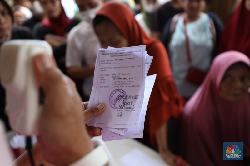 Suasana antrean warga untuk mendapatkan bantuan pangan cadangan beras berukuran 10 kg di Kantor Kelurahan Kreo Selatan, Tangerang, Banten, Rabu (7/2/2024).  (CNBC Indonesia/Tri Susilo)