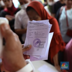 Hari Terkahir Bantuan Beras Dibagikan, Warga Rela Antre Berjam-jam