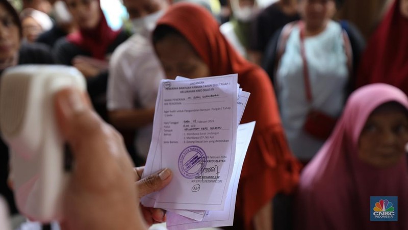Suasana antrean warga untuk mendapatkan bantuan pangan cadangan beras berukuran 10 kg di Kantor Kelurahan Kreo Selatan, Tangerang, Banten, Rabu (7/2/2024).  (CNBC Indonesia/Tri Susilo)