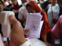 Hari Terkahir Bantuan Beras Dibagikan, Warga Rela Antre Berjam-jam