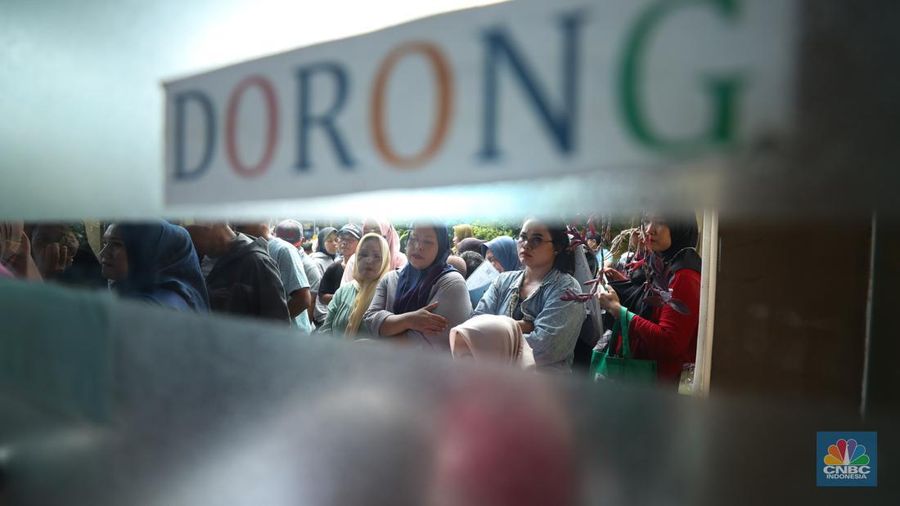 Suasana antrean warga untuk mendapatkan bantuan pangan cadangan beras berukuran 10 kg di Kantor Kelurahan Kreo Selatan, Tangerang, Banten, Rabu (7/2/2024).  (CNBC Indonesia/Tri Susilo)