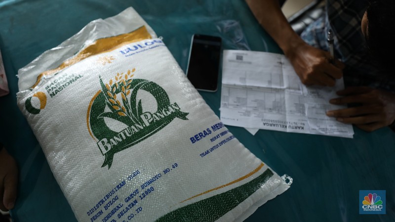 Suasana antrean warga untuk mendapatkan bantuan pangan cadangan beras berukuran 10 kg di Kantor Kelurahan Kreo Selatan, Tangerang, Banten, Rabu (7/2/2024). Suasana antrean warga untuk mendapatkan bantuan pangan cadangan beras berukuran 10 kg di Kantor Kelurahan Kreo Selatan, Tangerang, Banten, Rabu (7/2/2024). (CNBC Indonesia/Tri Susilo)