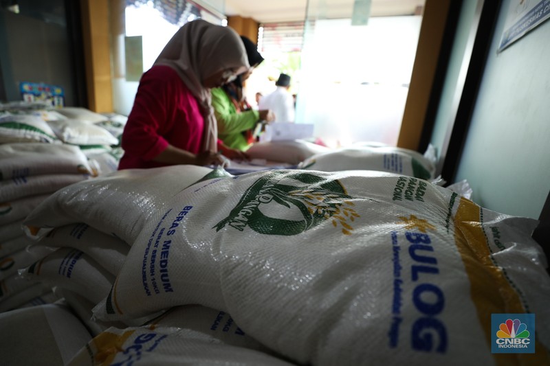 Suasana antrean warga untuk mendapatkan bantuan pangan cadangan beras berukuran 10 kg di Kantor Kelurahan Kreo Selatan, Tangerang, Banten, Rabu (7/2/2024).  (CNBC Indonesia/Tri Susilo)