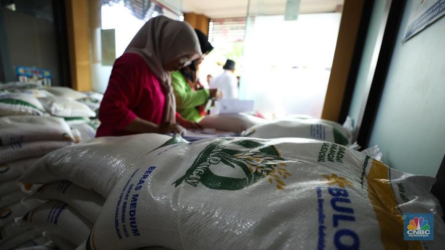Suasana antrean warga untuk mendapatkan bantuan pangan cadangan beras berukuran 10 kg di Kantor Kelurahan Kreo Selatan, Tangerang, Banten, Rabu (7/2/2024). (CNBC Indonesia/Tri Susilo)