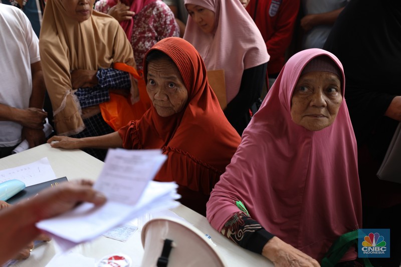 Suasana antrean warga untuk mendapatkan bantuan pangan cadangan beras berukuran 10 kg di Kantor Kelurahan Kreo Selatan, Tangerang, Banten, Rabu (7/2/2024). Suasana antrean warga untuk mendapatkan bantuan pangan cadangan beras berukuran 10 kg di Kantor Kelurahan Kreo Selatan, Tangerang, Banten, Rabu (7/2/2024). (CNBC Indonesia/Tri Susilo)