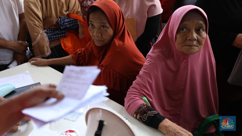 Suasana antrean warga untuk mendapatkan bantuan pangan cadangan beras berukuran 10 kg di Kantor Kelurahan Kreo Selatan, Tangerang, Banten, Rabu (7/2/2024).  (CNBC Indonesia/Tri Susilo)