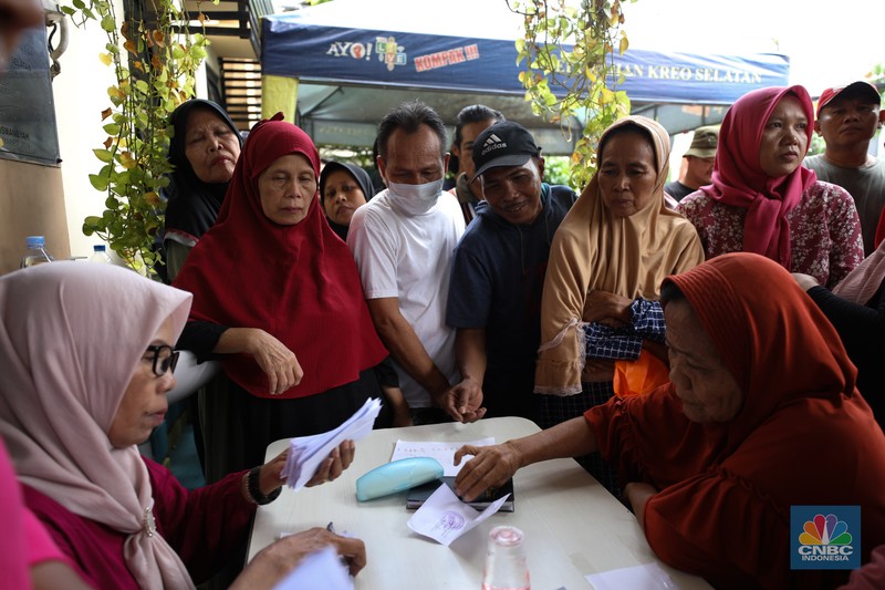 Suasana antrean warga untuk mendapatkan bantuan pangan cadangan beras berukuran 10 kg di Kantor Kelurahan Kreo Selatan, Tangerang, Banten, Rabu (7/2/2024).  (CNBC Indonesia/Tri Susilo)