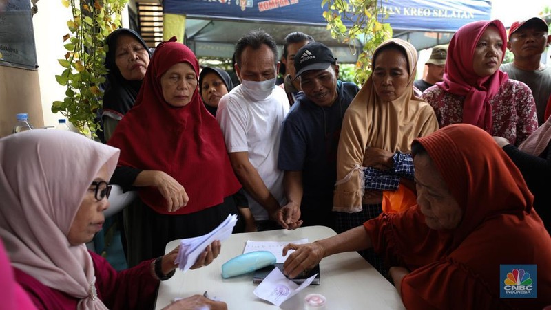Suasana antrean warga untuk mendapatkan bantuan pangan cadangan beras berukuran 10 kg di Kantor Kelurahan Kreo Selatan, Tangerang, Banten, Rabu (7/2/2024).  (CNBC Indonesia/Tri Susilo)