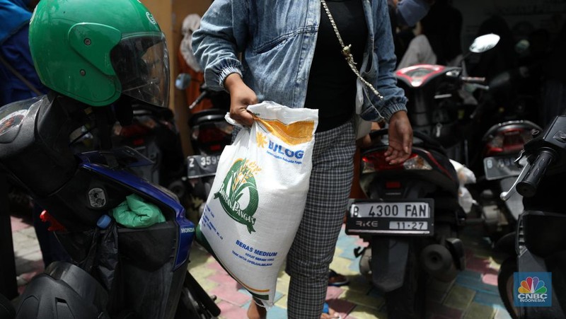 Suasana antrean warga untuk mendapatkan bantuan pangan cadangan beras berukuran 10 kg di Kantor Kelurahan Kreo Selatan, Tangerang, Banten, Rabu (7/2/2024).  (CNBC Indonesia/Tri Susilo)
