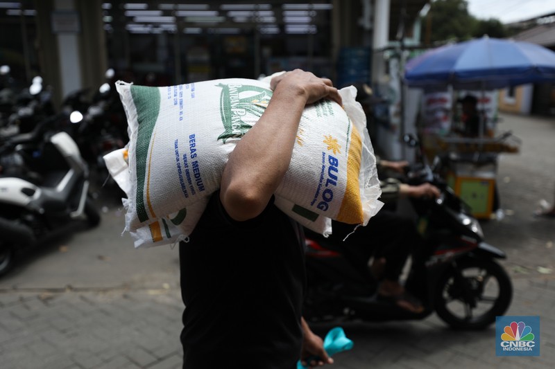 Suasana antrean warga untuk mendapatkan bantuan pangan cadangan beras berukuran 10 kg di Kantor Kelurahan Kreo Selatan, Tangerang, Banten, Rabu (7/2/2024). Suasana antrean warga untuk mendapatkan bantuan pangan cadangan beras berukuran 10 kg di Kantor Kelurahan Kreo Selatan, Tangerang, Banten, Rabu (7/2/2024). (CNBC Indonesia/Tri Susilo)