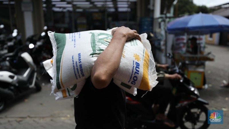 Suasana antrean warga untuk mendapatkan bantuan pangan cadangan beras berukuran 10 kg di Kantor Kelurahan Kreo Selatan, Tangerang, Banten, Rabu (7/2/2024).  (CNBC Indonesia/Tri Susilo)