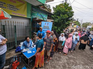 TKD Prabowo-Gibran Bantu Warga Surabaya yang Terdampak Banjir