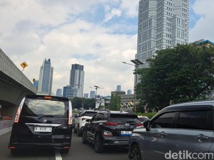 Perempatan Mampang Macet Parah sampai ke Tol Cawang