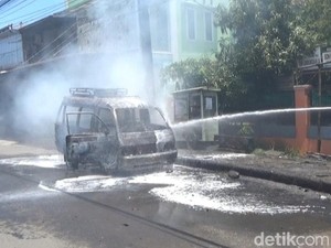 Diduga Listrik Korslet, Angkot Jurusan Pekalongan-Bandar Batang Terbakar