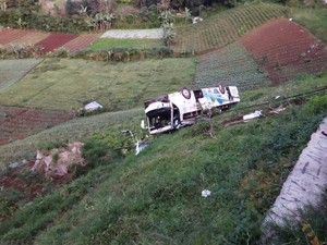 Bus Kramat Djati Masuk Jurang Sedalam 20 Meter di Jalur Puncak Cianjur