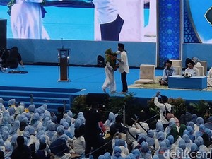 Momen Gibran Dipeluk Emak-emak Saat Hadiri Isra Miraj di UMS
