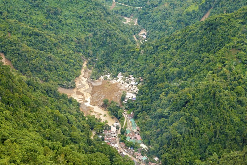 Foto udara menujukkan setelah tanah longsor di pulau Mindanao, di desa Maco, provinsi Davao de Oro, Filipina. (via REUTERS/Eastern Mindanao Command, Armed) Foto udara menujukkan setelah tanah longsor di pulau Mindanao, di desa Maco, provinsi Davao de Oro, Filipina. (via REUTERS/Eastern Mindanao Command, Armed)