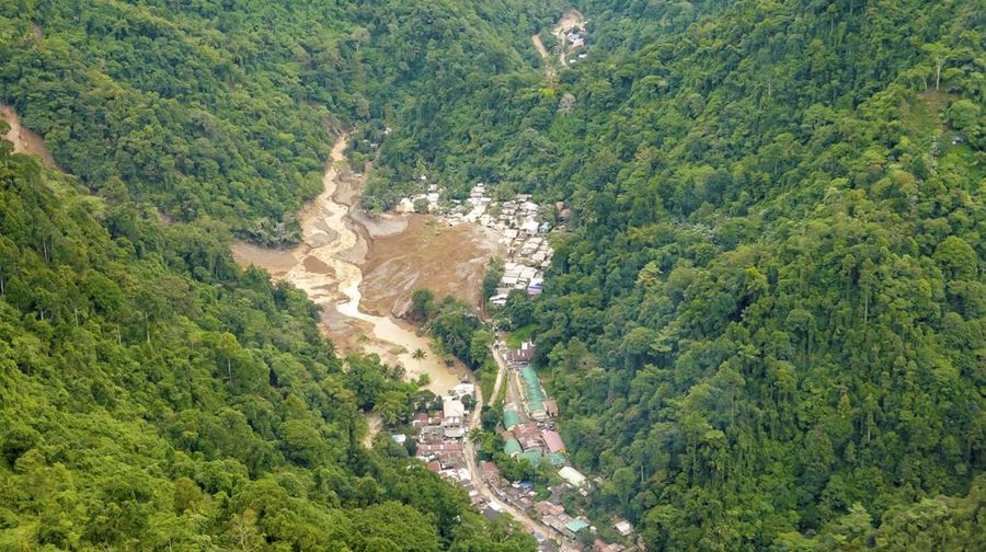 Foto udara menujukkan setelah tanah longsor di pulau Mindanao, di desa Maco, provinsi Davao de Oro, Filipina. (via REUTERS/Eastern Mindanao Command, Armed)