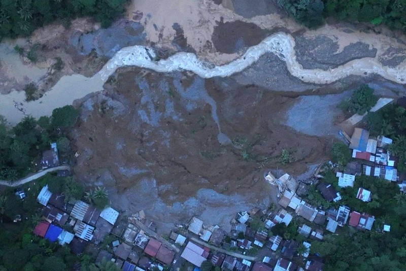 Foto udara menujukkan setelah tanah longsor di pulau Mindanao, di desa Maco, provinsi Davao de Oro, Filipina. (via REUTERS/Eastern Mindanao Command, Armed) Foto udara menujukkan setelah tanah longsor di pulau Mindanao, di desa Maco, provinsi Davao de Oro, Filipina. (via REUTERS/Eastern Mindanao Command, Armed)