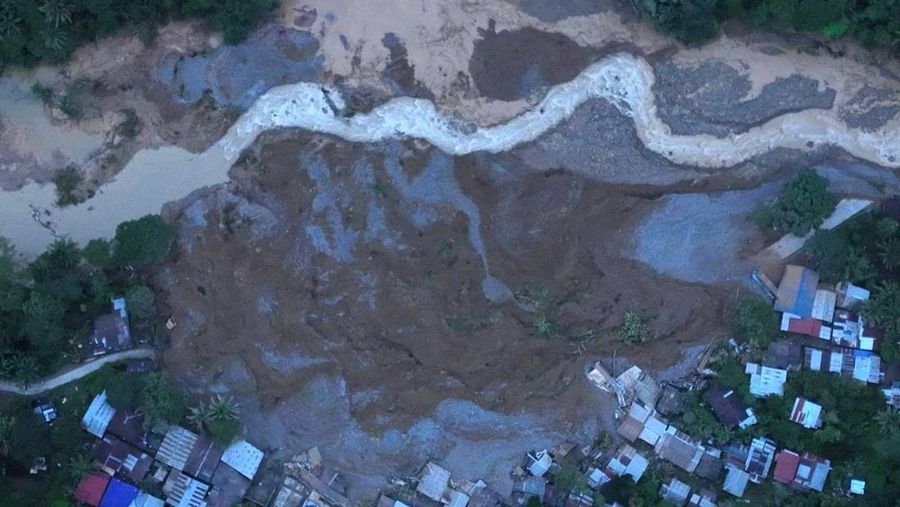 Foto udara menujukkan setelah tanah longsor di pulau Mindanao, di desa Maco, provinsi Davao de Oro, Filipina. (via REUTERS/Eastern Mindanao Command, Armed)