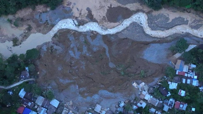 Foto udara menujukkan setelah tanah longsor di pulau Mindanao, di desa Maco, provinsi Davao de Oro, Filipina. (via REUTERS/Eastern Mindanao Command, Armed)