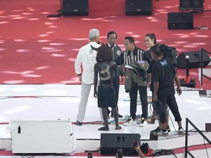 Momen Relawan Tulis Harapan di Punggung Ganjar Saat Kampanye di Banyuwangi