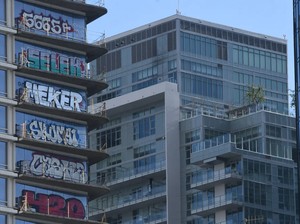 Grafiti Kuasai Gedung Pencakar Langit di Los Angeles