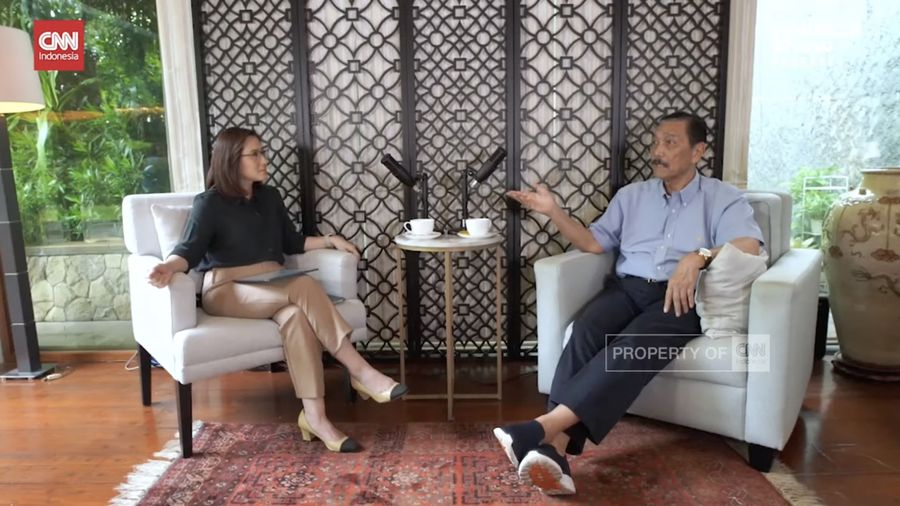 Menko Kemaritiman dan Investasi Luhut Pandjaitan dalam acara “Political Show Podcast: Opung Luhut Is Back”. (Tangkapan layar Youtube CNN Indonesia)