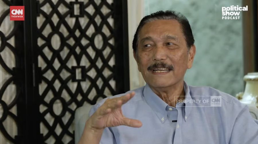 Menko Kemaritiman dan Investasi Luhut Pandjaitan dalam acara “Political Show Podcast: Opung Luhut Is Back”. (Tangkapan layar Youtube CNN Indonesia)