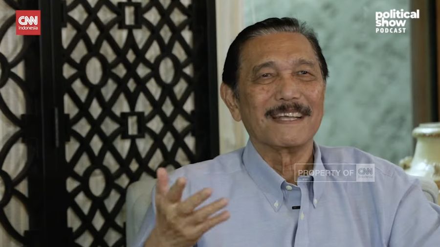 Menko Kemaritiman dan Investasi Luhut Pandjaitan dalam acara “Political Show Podcast: Opung Luhut Is Back”. (Tangkapan layar Youtube CNN Indonesia)