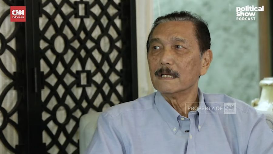 Menko Kemaritiman dan Investasi Luhut Pandjaitan dalam acara “Political Show Podcast: Opung Luhut Is Back”. (Tangkapan layar Youtube CNN Indonesia)
