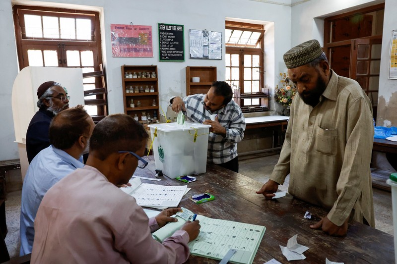 Pakistan resmi menggelar pemilihan umum (pemilu) hari ini, Kamis (8/2). (REUTERS/Navesh Chitrakar)