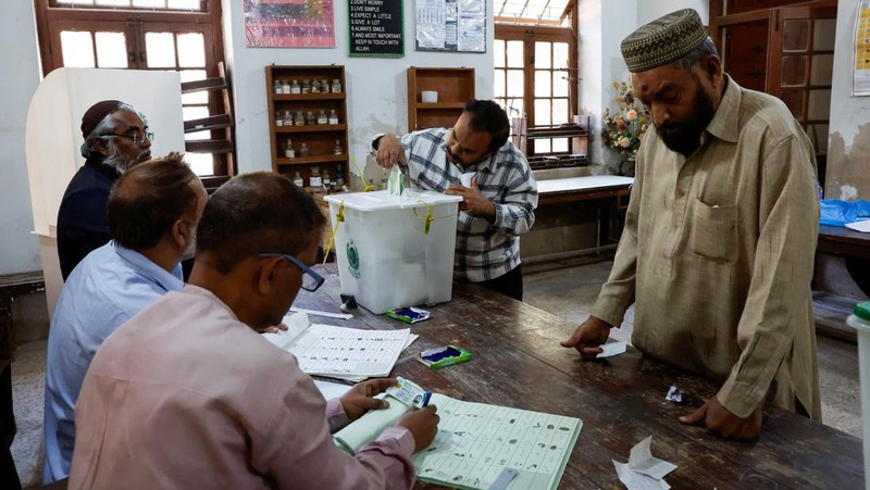 Pakistan resmi menggelar pemilihan umum (pemilu) hari ini, Kamis (8/2). (REUTERS/Navesh Chitrakar)