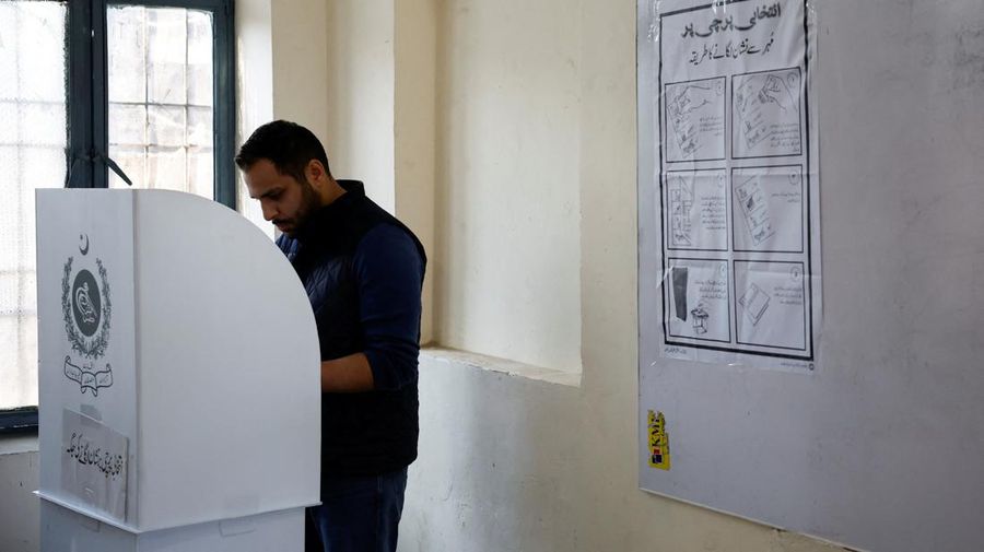 Pakistan resmi menggelar pemilihan umum (pemilu) hari ini, Kamis (8/2). (REUTERS/Navesh Chitrakar)