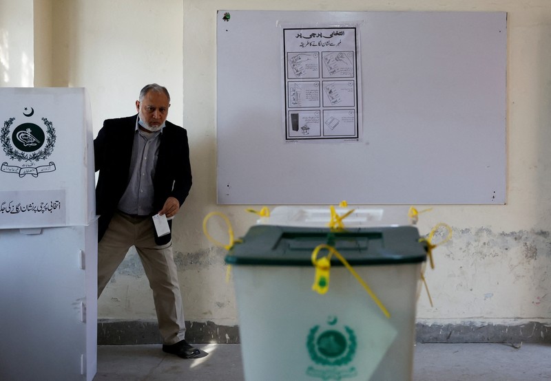 Pakistan resmi menggelar pemilihan umum (pemilu) hari ini, Kamis (8/2). (REUTERS/Navesh Chitrakar)