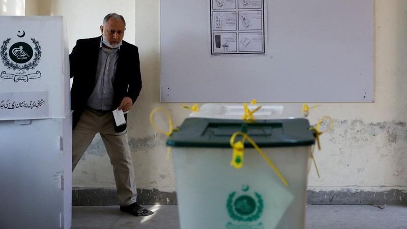 Pakistan resmi menggelar pemilihan umum (pemilu) hari ini, Kamis (8/2). (REUTERS/Navesh Chitrakar)
