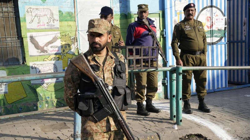 Pakistan resmi menggelar pemilihan umum (pemilu) hari ini, Kamis (8/2). (REUTERS/Navesh Chitrakar)
