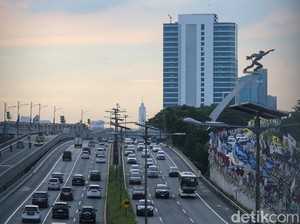 Contraflow Diberlakukan di Tol Halim hingga Senayan Pagi Ini